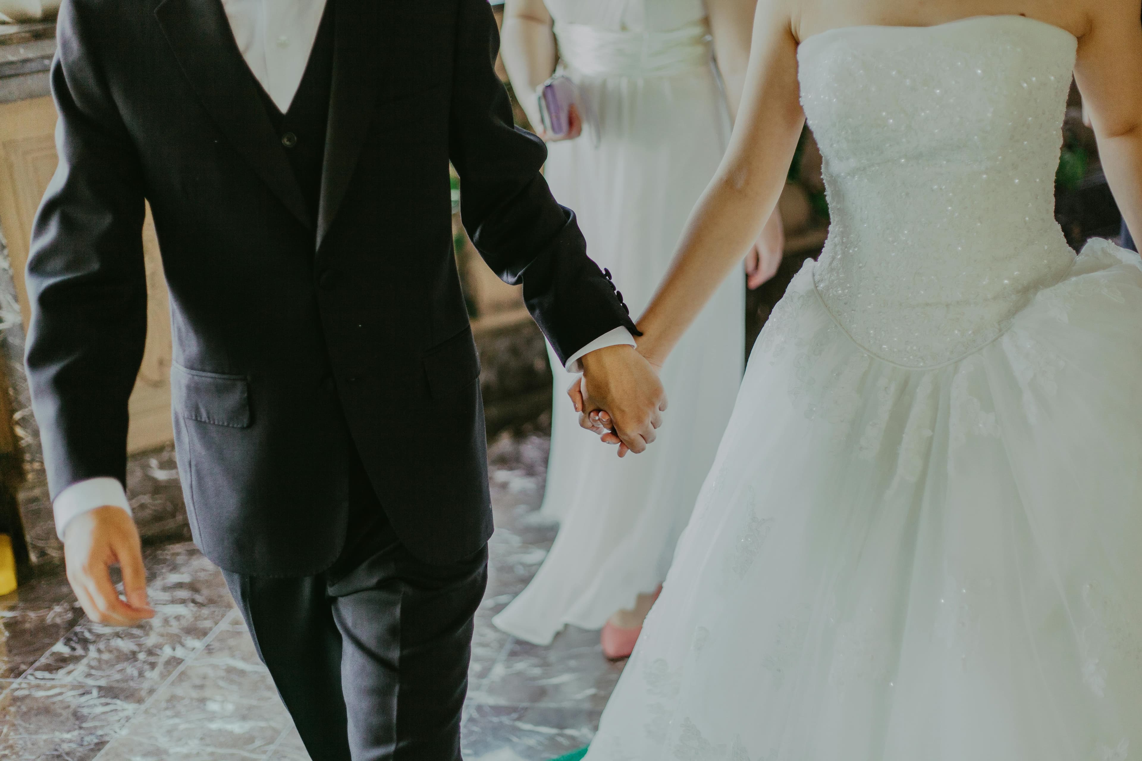 Casal de mãos dadas