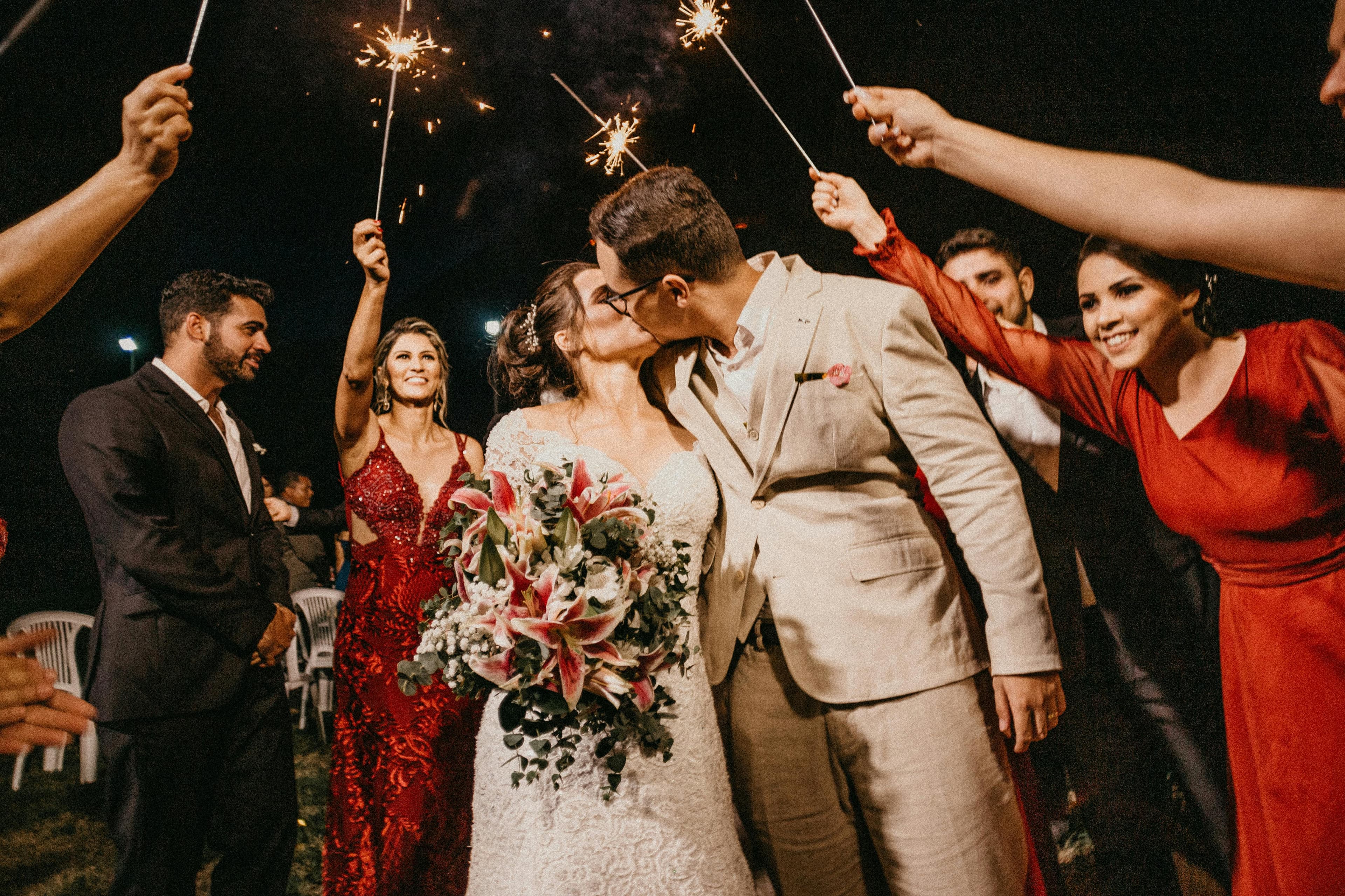 Saída dos noivos com sparklers